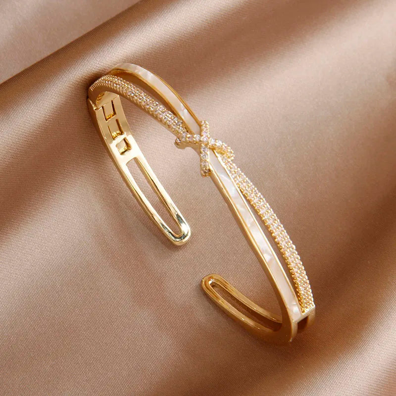 Bracelet Noeud, bijou en alliage plaqué or, en acrylique et en zircons naturels