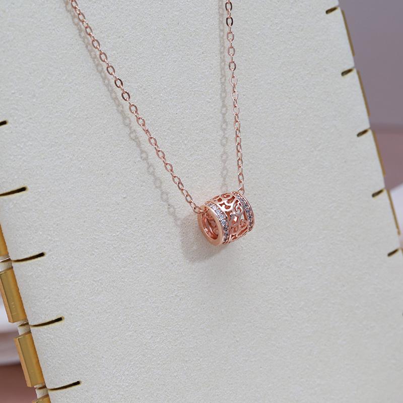 Collier pendentif exotique et ajouré, bijou en plaqué or rose et en zircons naturels