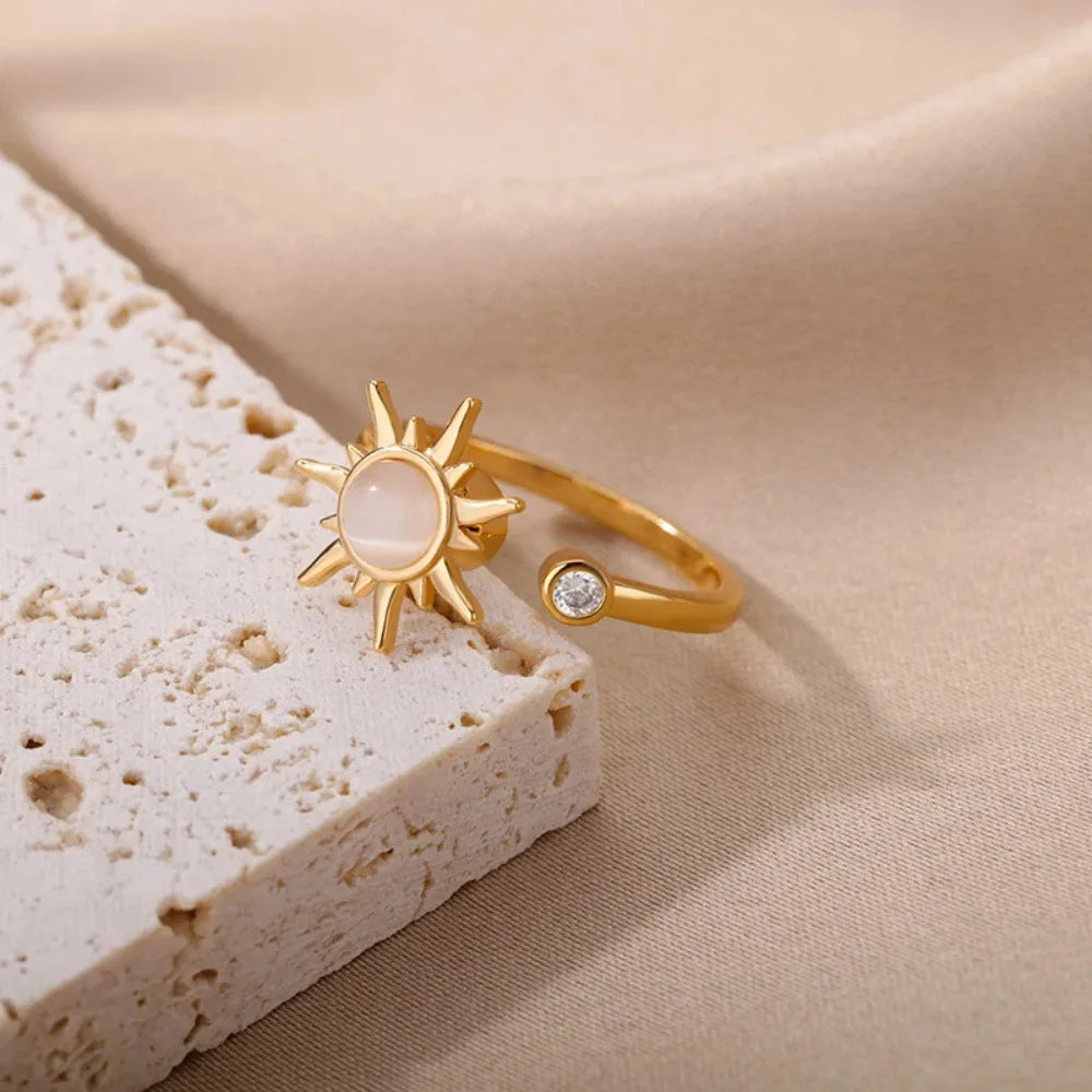 Bague statement soleil, bijou en acier inoxydable doré et en pierre naturelle