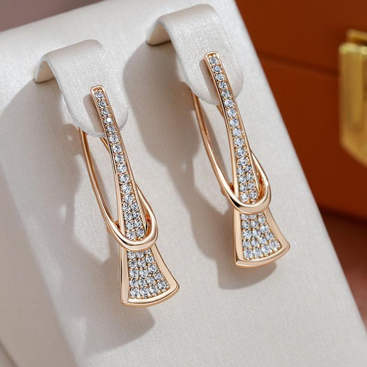 Boucles d'oreilles Pavés de zircons & courbes élégantes, bijou en plaqué or 585 (14 carats) et en zircons naturels