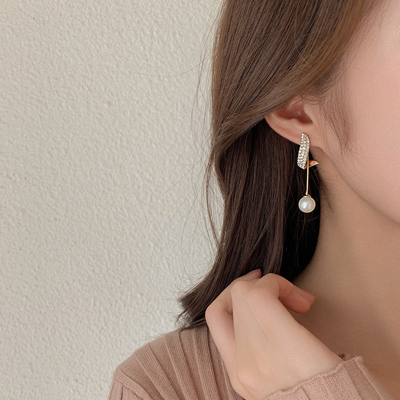 Boucles d'oreilles pendantes perles beige ivoire, bijou plaqué or et en acrylique