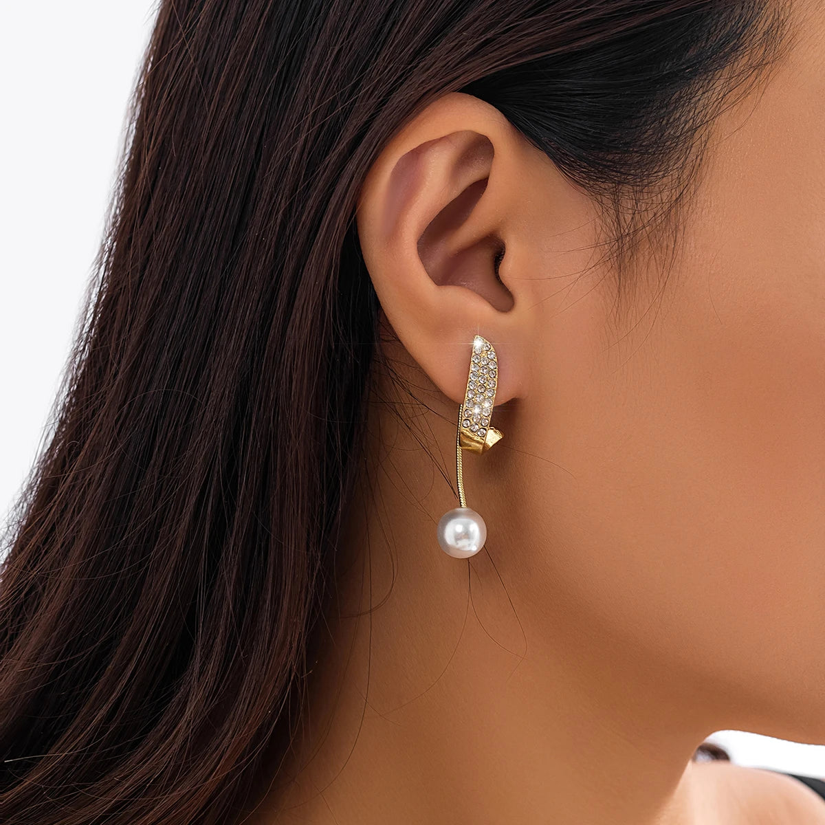Boucles d'oreilles pendantes perles beige ivoire, bijou plaqué or et en acrylique