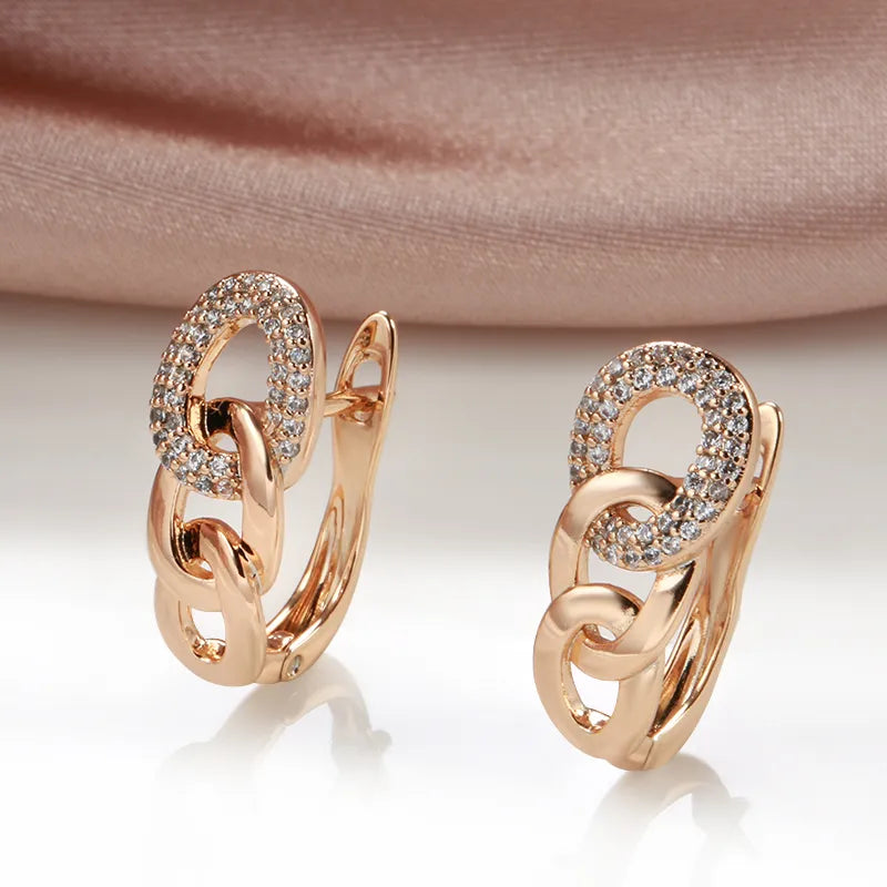 Boucles d'oreilles trois maillons, bijou en plaqué or rose et en zircons naturels