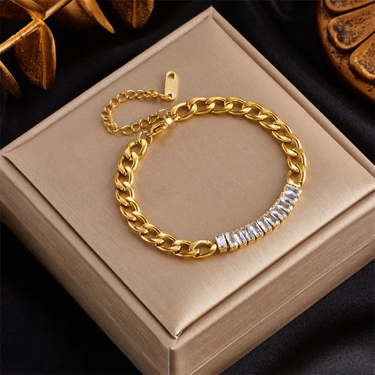 Bracelet pierres de cristal blanches et maillons dorés, bijou en acier inoxydable doré et en cristal