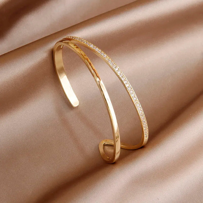 Bracelet bangle serti de zircons blancs, bijou en alliage plaqué or 585 (14 carats) et en zircons naturels
