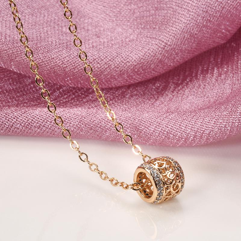 Collier pendentif exotique et ajouré, bijou en plaqué or rose et en zircons naturels