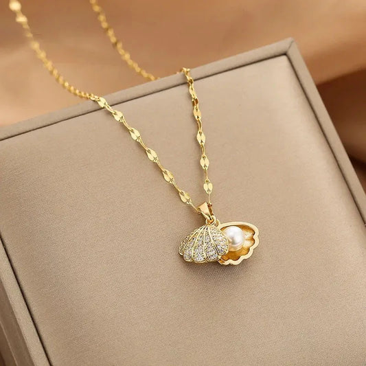 Collier Coquillage et perle, bijou en acier inoxydable doré, acrylique et zircons naturels