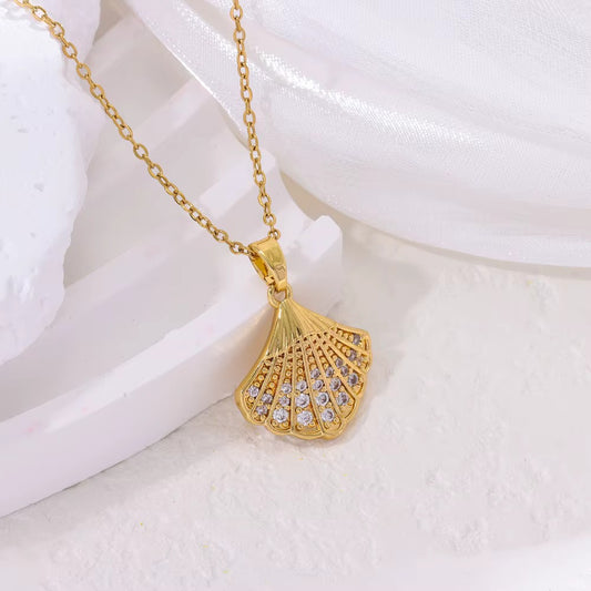 Collier Coquillage et zircons, bijou en acier inoxydable doré 750 (18 carats) et en zircons naturels