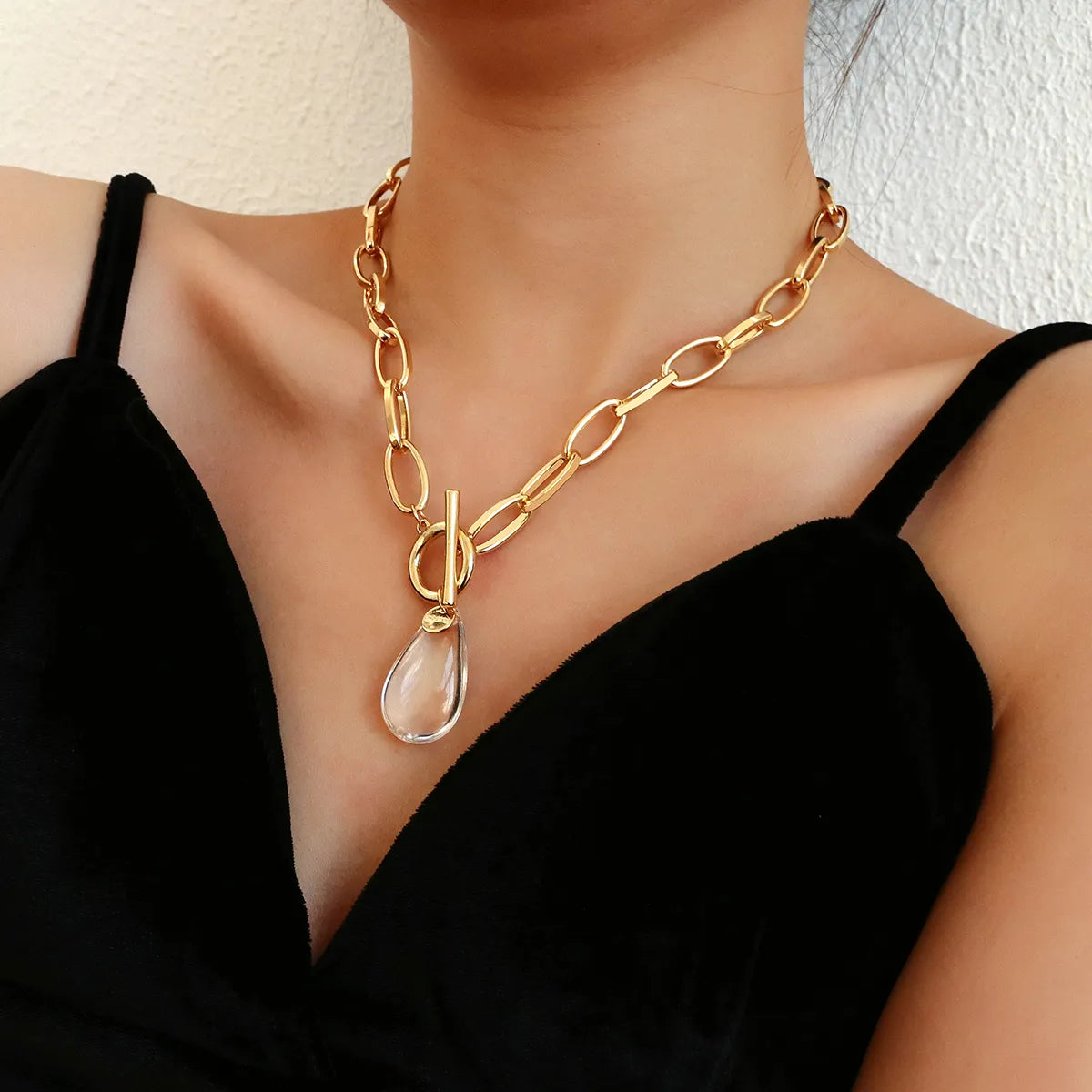 Collier maillons et pendentif goutte, bijou en alliage plaqué or 585 (14 carats) et en cristal