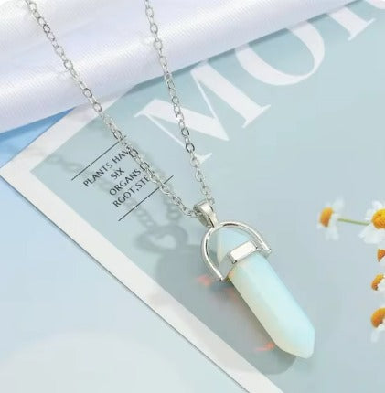 Collier avec pendentif à pointe hexagonale en pierre naturelle agate blanche