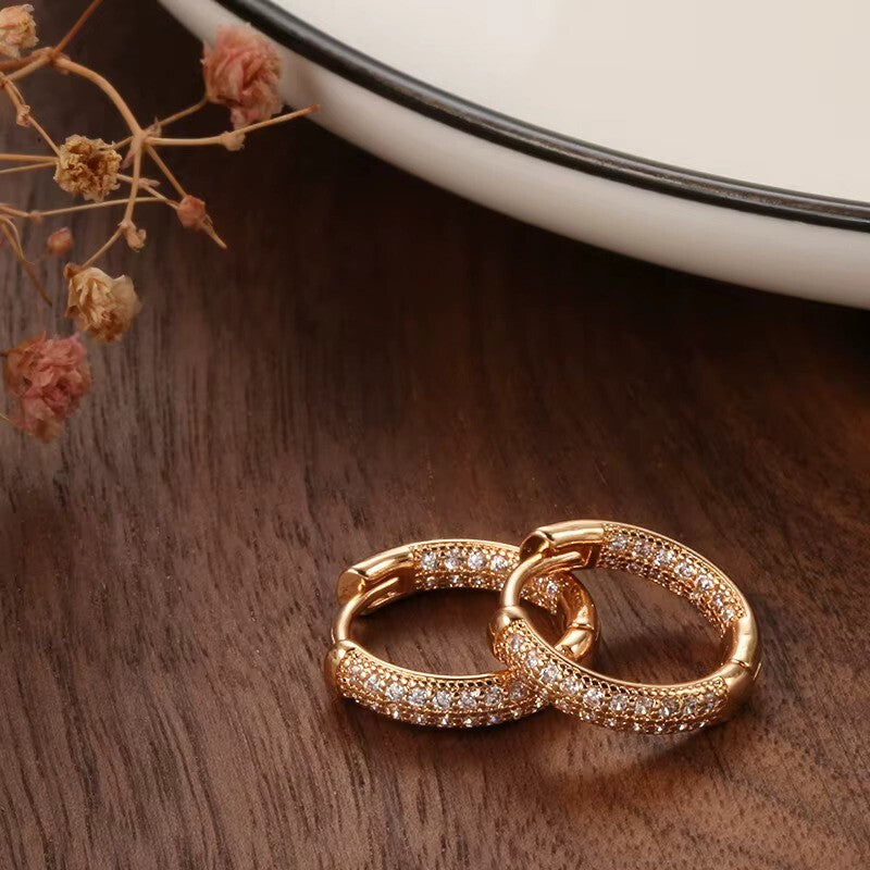 Boucles d'oreilles anneaux incrustés de zircons, bijou en plaqué or rose et en zircons naturels