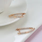 Boucles d'oreilles anneaux en V et zircons blancs, bijou en plaqué or rose et en zircons naturels