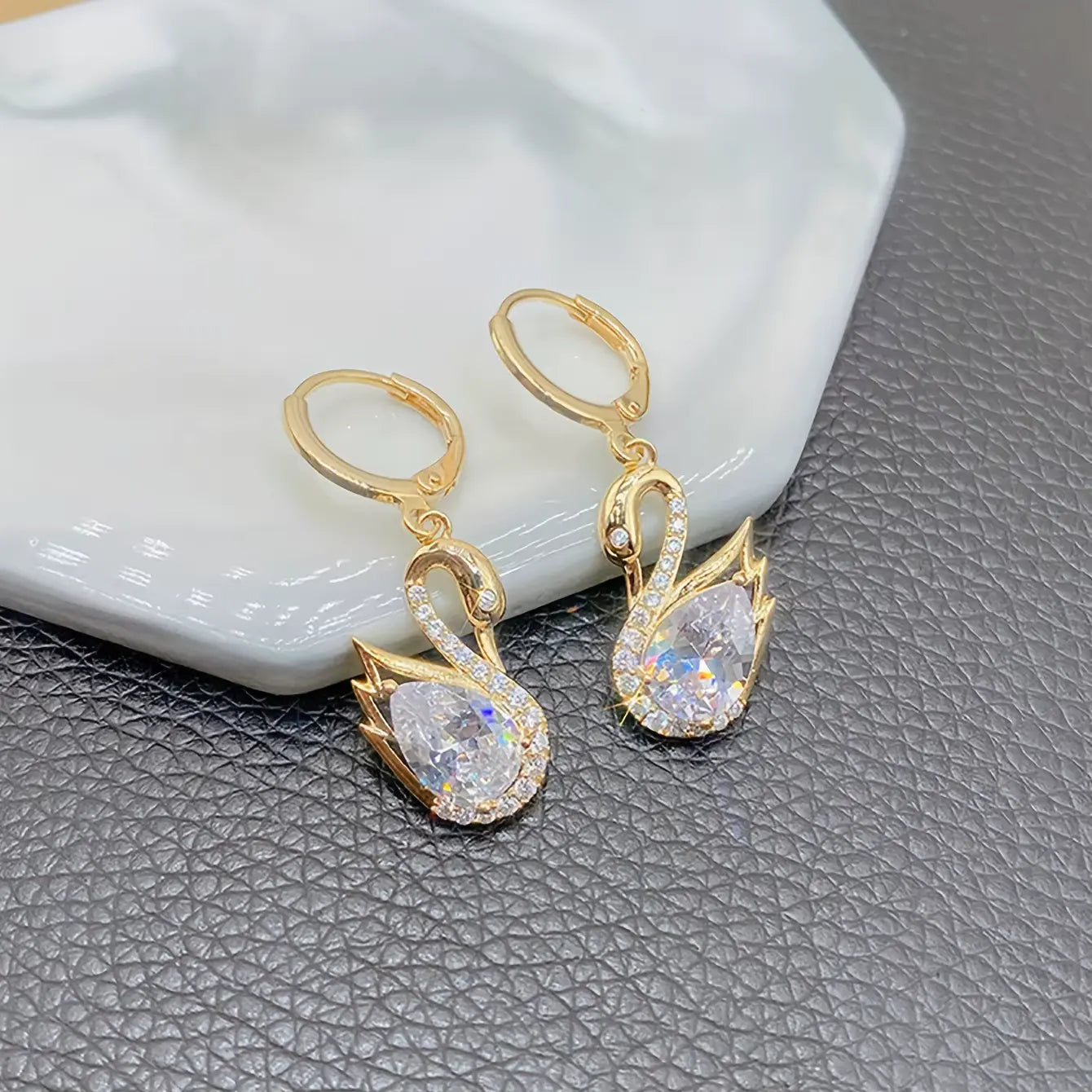 Boucles d'oreilles Cygnes blancs, bijou en alliage plaqué or 585 (14 ct) et en zircons naturels