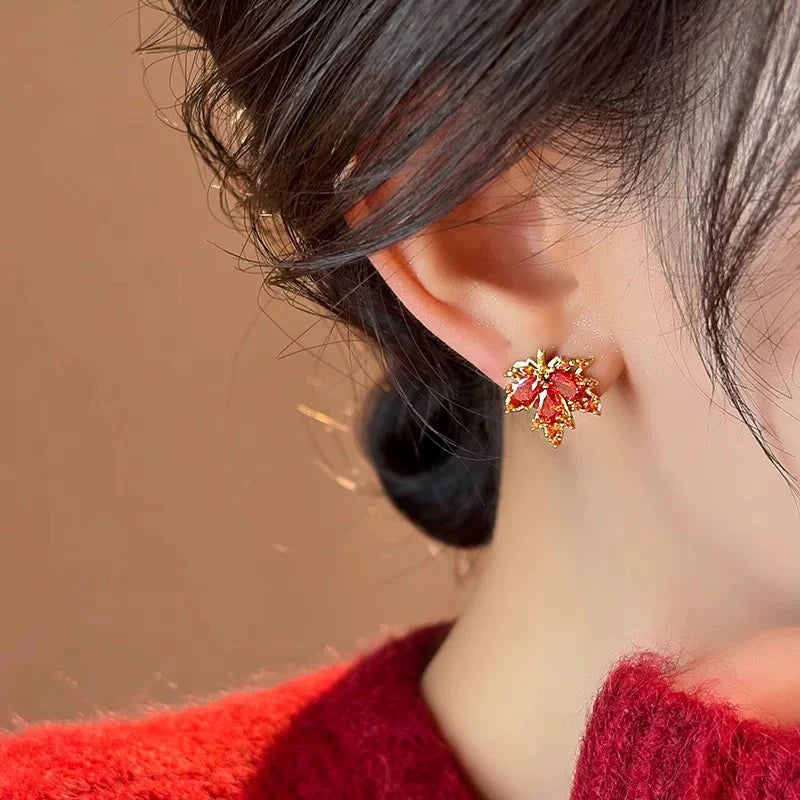 Boucles d'oreilles feuilles d'érable en zircons marrons, bijou en plaqué or 585 (14 carats) et en zircons naturels