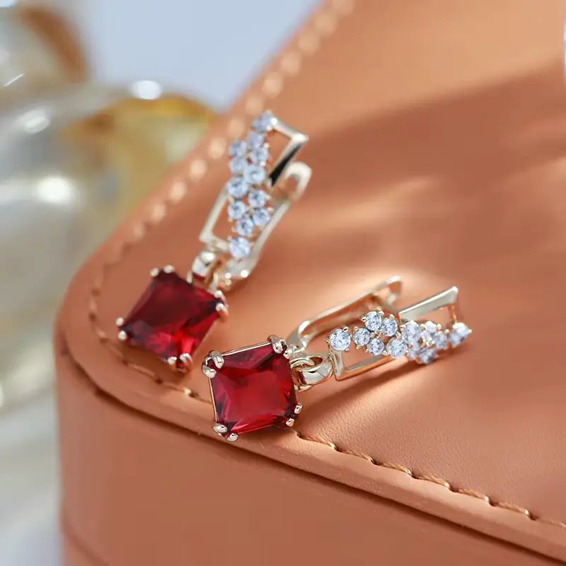 Boucles d'oreilles zircons carrés rouges, bijou en plaqué or rose 585 (14 carats) et en zircons naturels