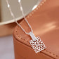 Collier avec motif d'arabesques et zircons, bijou en plaqué or rose 585 (14 carats) et en zircons naturels