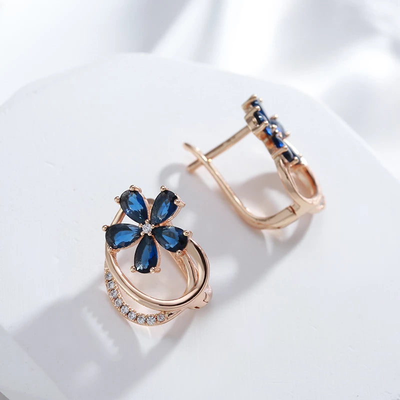 Boucles d'oreilles fleur bleue, bijou en plaqué or rose et en zircons naturels