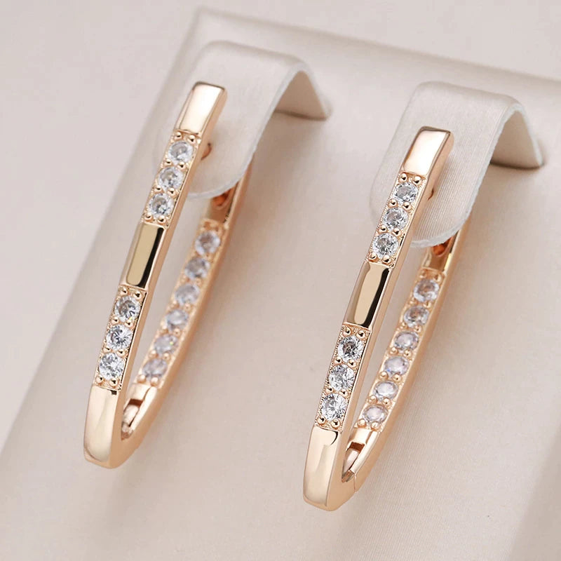 Boucles d'oreilles anneaux en V et zircons blancs, bijou en plaqué or rose et en zircons naturels