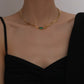 collier asymétrique avec cristal vert émeraude