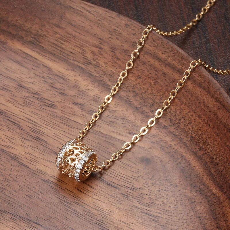 Collier pendentif exotique et ajouré, bijou en plaqué or rose et en zircons naturels