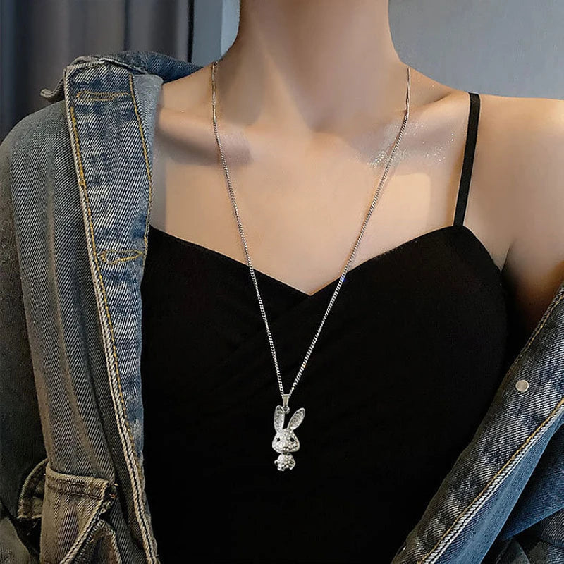 collier avec pendentif lapin serti de zircons