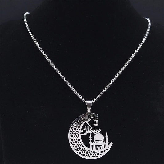 collier avec pendentif croissant de lune et mosquée