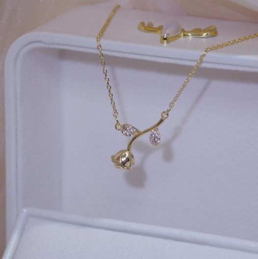 Collier Fleur rose et zircons, bijou en plaqué or rose et en zircons naturels