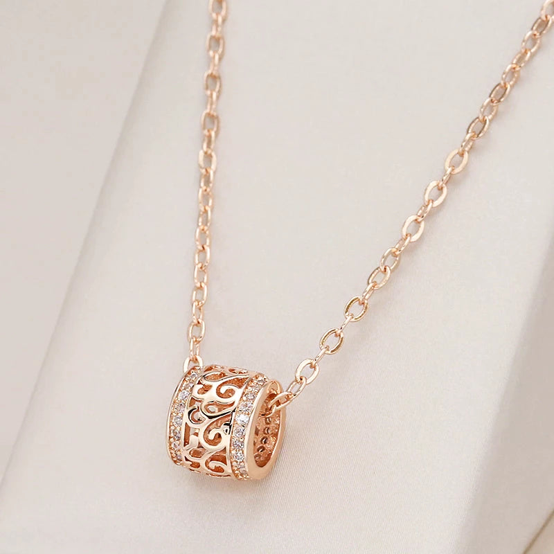 Collier pendentif exotique et ajouré, bijou en plaqué or rose et en zircons naturels